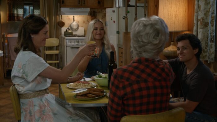 Georgie & Mandy's First Marriage (2024) – Season 1 - Imagen 4